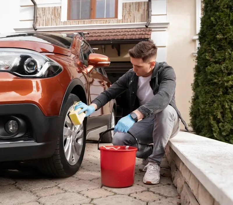 Lavage auto à domicile Fosses : professionnel intervenant sur un véhicule